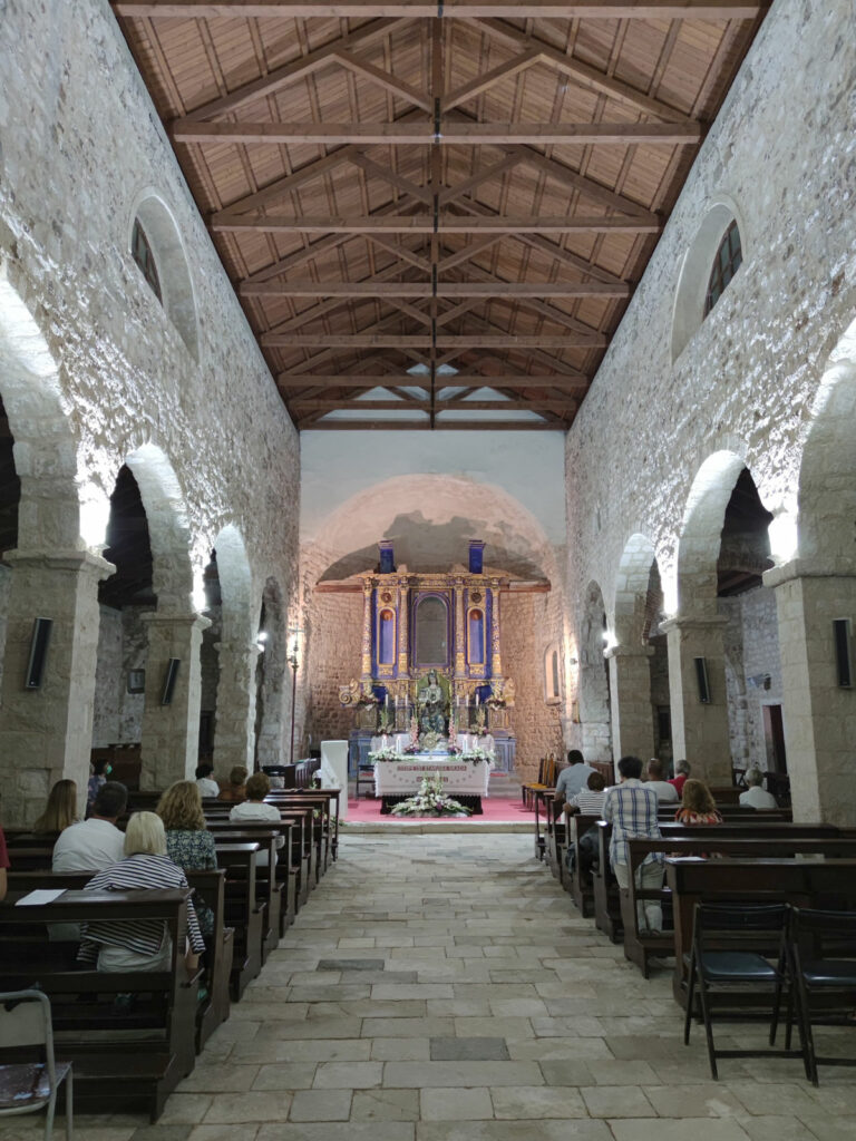 Unutrašnjost Crkve Sv. Marije u Starom Gradu Pagu prije Mise na Veliku Gospu. 