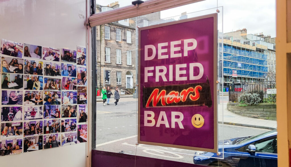 Deep Fried Mars Bar: Dok nije tradicionalno škotsko jelo, ovo neobično jelo postalo je poznato u Škotskoj. Radi se o Mars čokoladici umotanoj u tijesto za ribu i prženoj.