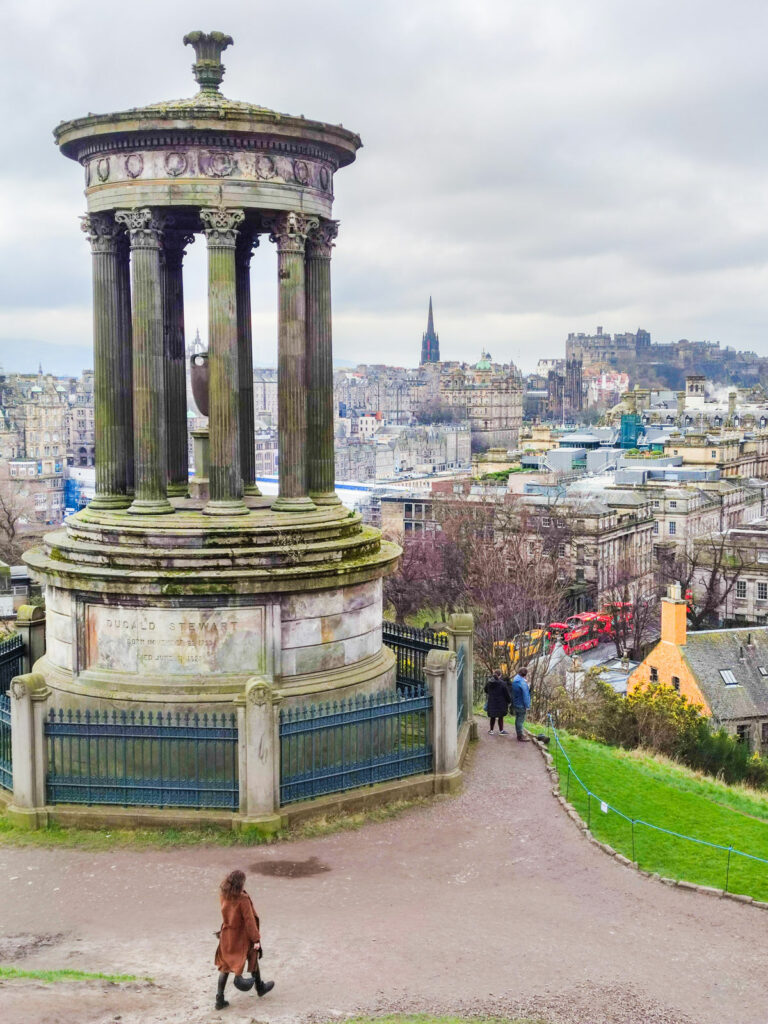 Calton Hill je spada u najfotogeničnije mjestu u Edinburghu nudeći jedan od najboljih panoramskih pogleda na grad. Brdo je dostupno pješice iz Centra grada, a smještano je na istočnom kraju Prines Street.