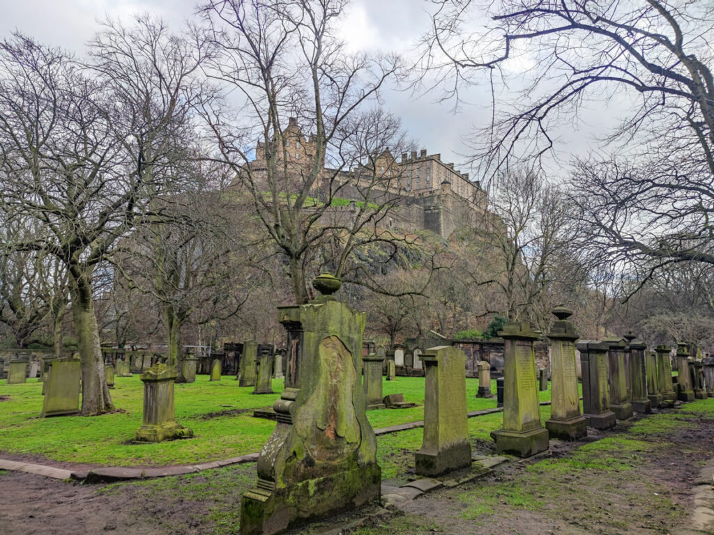 Najljepši pogled na dvorac je s groblja u podnožju. Groblje je povezano uz park koji dijeli stari i novi dio Edinburgha.