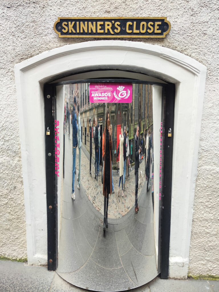Ovo su jedne od najstarijih turističkih atrakcija u Edinburghu, smješteni na vrhu Royal Mile ulice (blizu dvorca, nasuprot The Scotch Whisky Experience). Nude mješavinu optičkih iluzija, znanstvenih čuda i interaktivnih izložbi. O