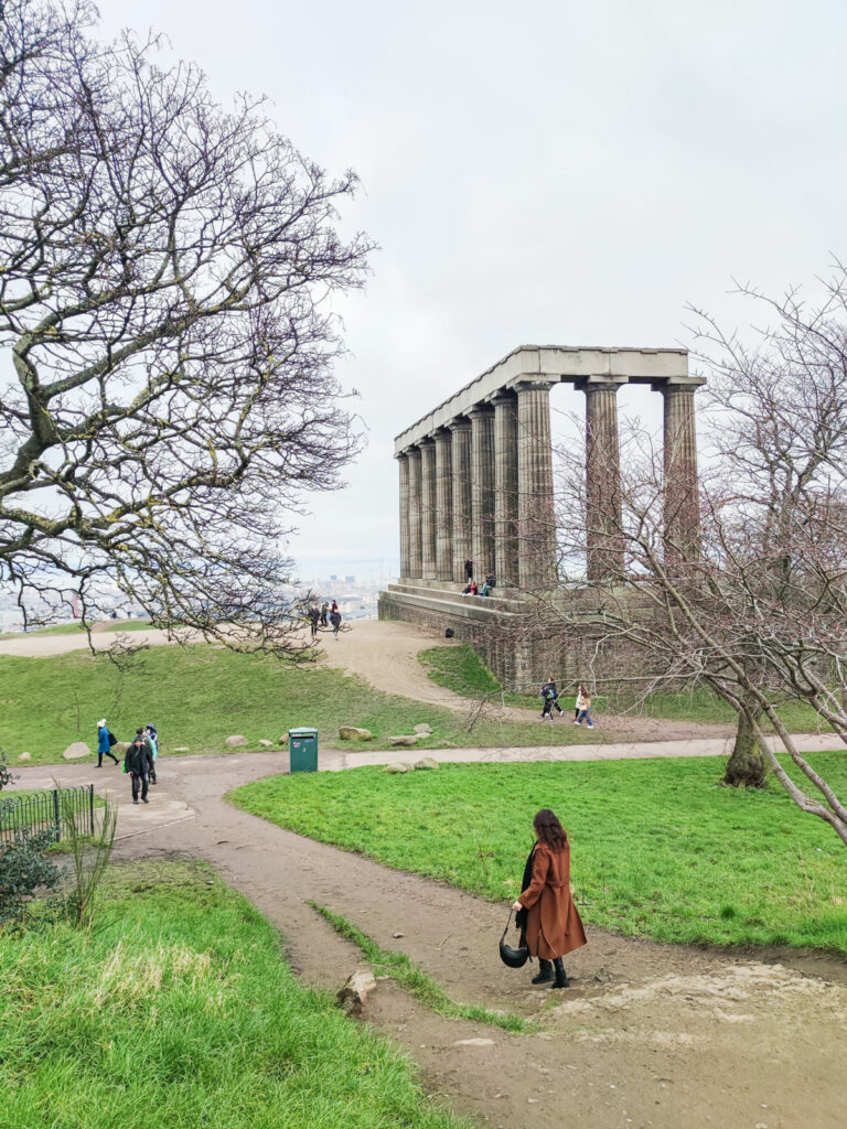 Nacionalni spomenik Škotske često nazivan Škotskom sramotom jer nikad nije dovršen, a dizajniran po uzoru na Partenon u Ateni. 
