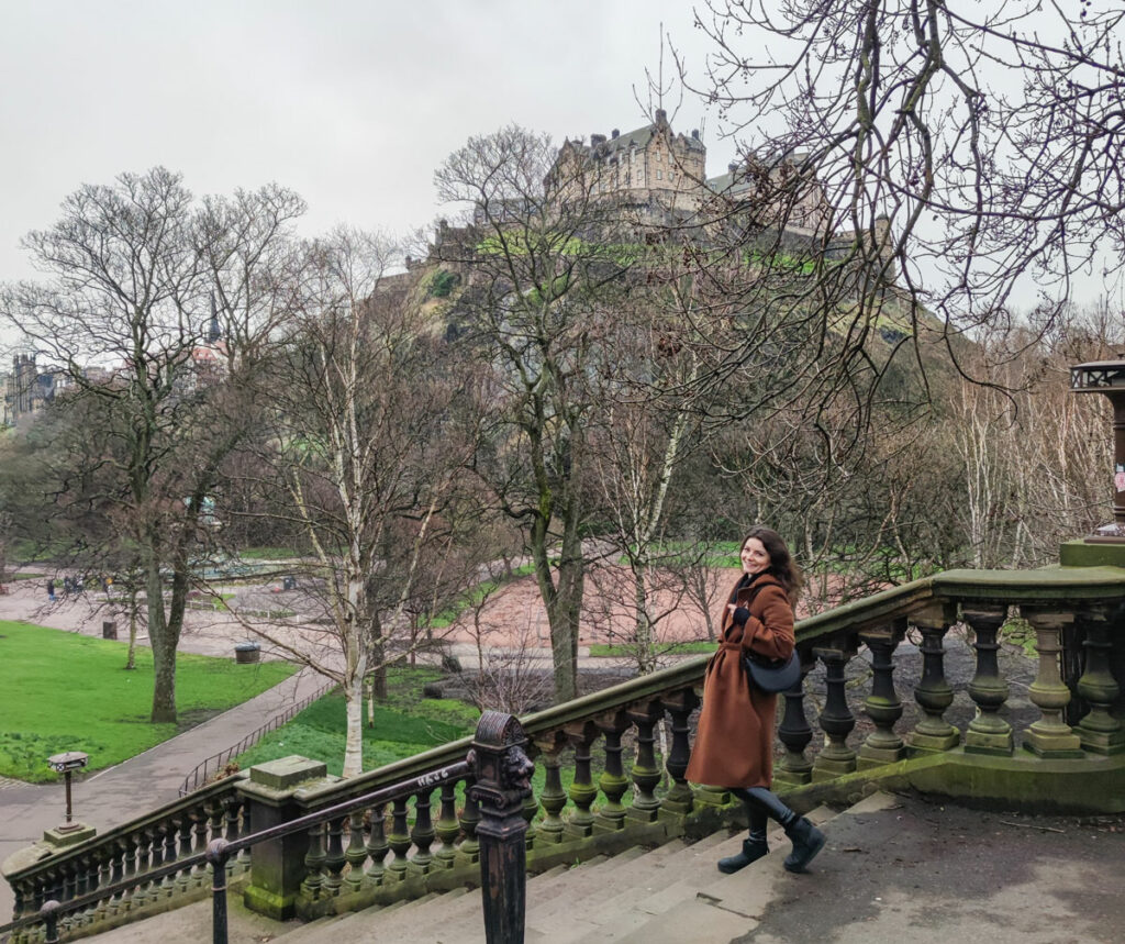 Princes Street gardens je jedan od najvažnijih gradskih parkova smješten u srcu Edinburgha u podnožju Dvorca, te razdvaja Stari i Novi grad. Vrtovi se prostiru na 37 hektara, a tamo se nalazi i Škotska nacionalna galerija u koju možete razgledati besplatno.